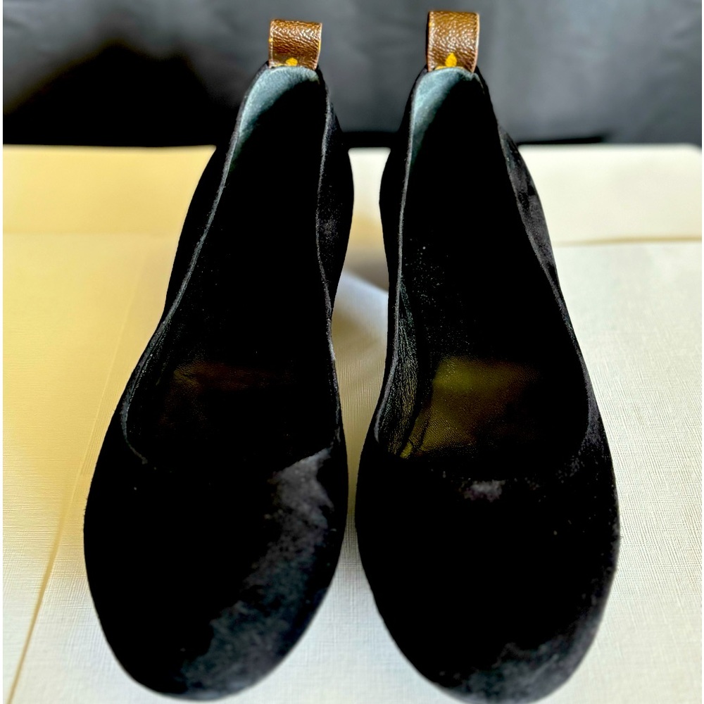 Louis Vuitton Monogram Suede low heel pumps